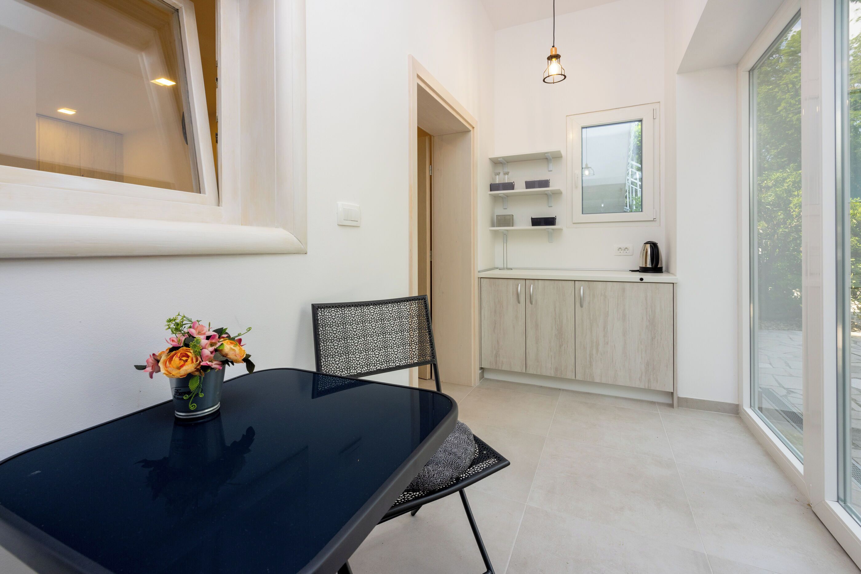 Villa | Privékeuken | Een koelkast, een microgolfoven, een oven, een kookplaat