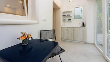 Villa | Privékeuken | Een koelkast, een microgolfoven, een oven, een kookplaat