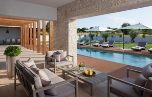 Terrace/patio - Villa Royal Green (Rasa)