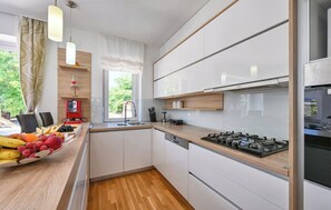 Villa | Cuisine privée | Réfrigérateur, four à micro-ondes, un four, surface de cuisson