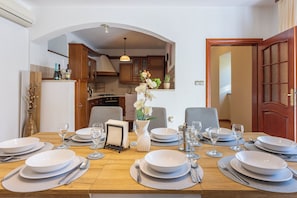 Villa | Cuisine privée | Réfrigérateur, four à micro-ondes, un four, surface de cuisson