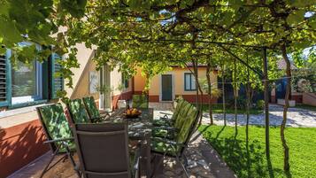 Villa | Terrace/patio