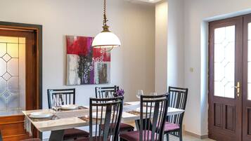 Villa | Dining