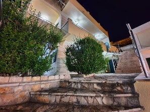 Ein mehrgeschossiges Gebäude mit Steintreppen, die zu einer Wendeltreppe führen.