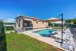 A house with a swimming pool, outdoor seating, and a covered patio area. - Villa Daris (Sveta Nedelja)