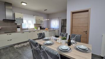 Biệt thự | Bếp riêng | Tủ lạnh, lò vi sóng, lò nướng, bếp nấu