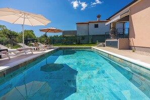 Piscina externa, espreguiçadeiras