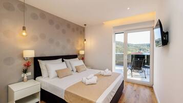 Villa | Caja de seguridad en la habitación y tabla de planchar con plancha