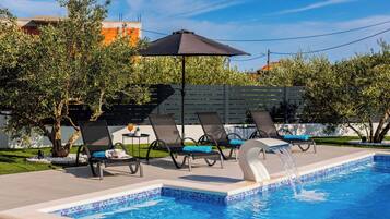 Alberca al aire libre y alberca climatizada