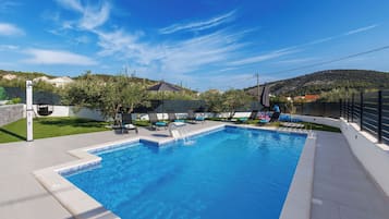 Kolam renang outdoor dan sebuah kolam renang air hangat