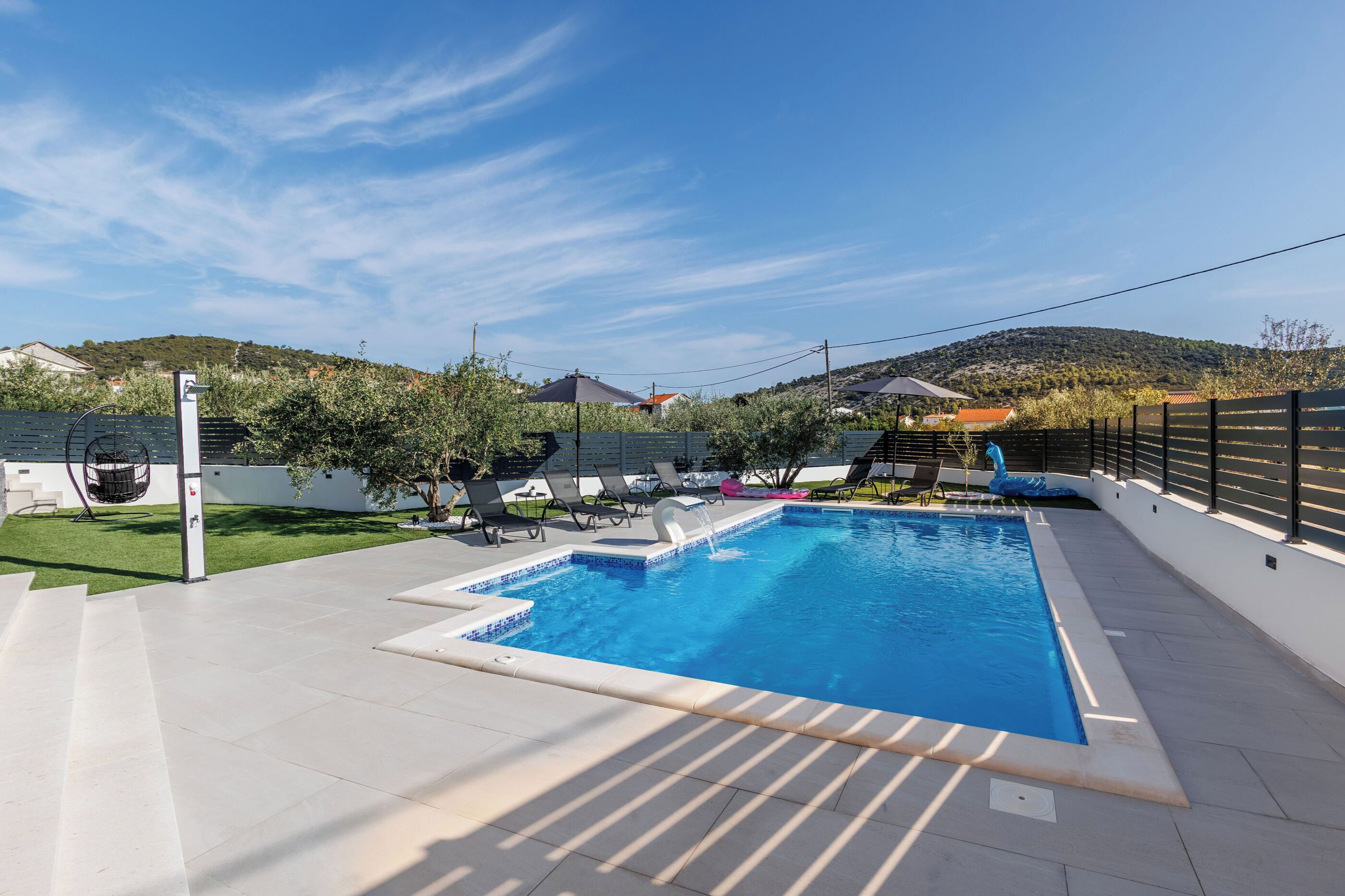 Alberca al aire libre y alberca climatizada