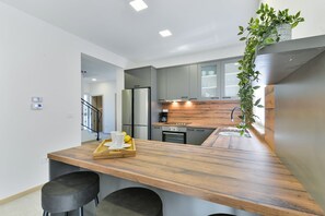 Villa | Privat køkken | Køleskab, mikrobølgeovn, ovn, kogeplade