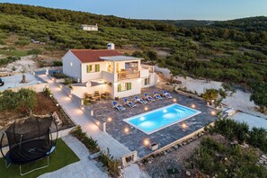 Una piscina al aire libre, una piscina climatizada