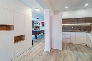 Refrigerador, microondas, horno, placa de cocina