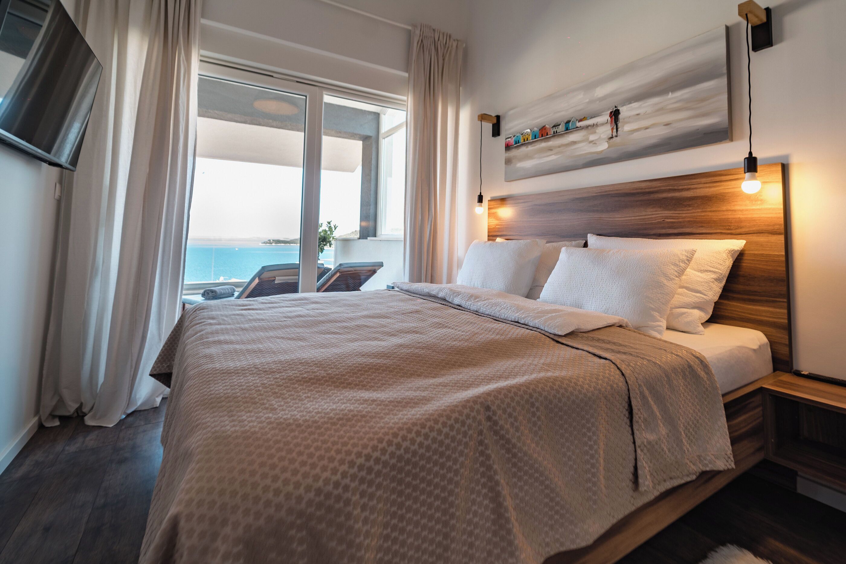 Villa | Caja de seguridad en la habitación y tabla de planchar con plancha 