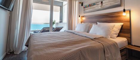 Villa | Caja de seguridad en la habitación y tabla de planchar con plancha