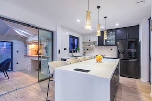 Villa | Private kitchen | Fridge, microwave, oven, stovetop - Villa Lux (Marina)
