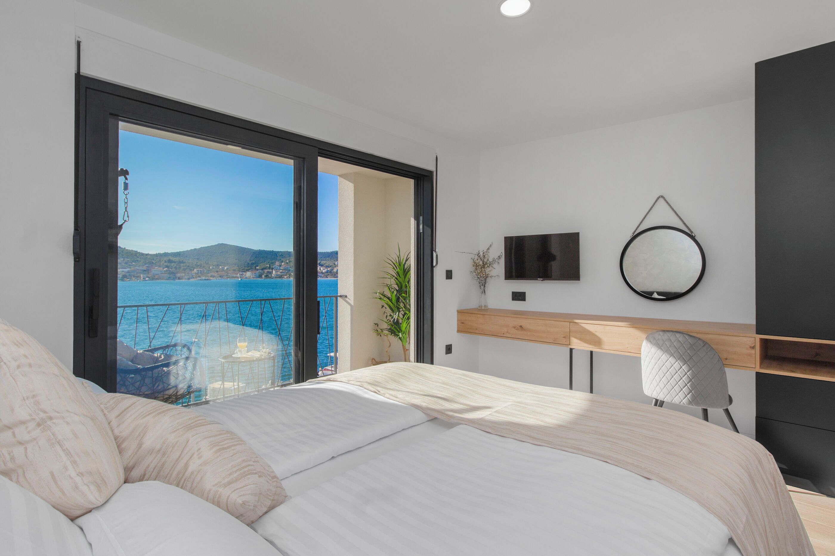 Villa | Caja de seguridad en la habitación y tabla de planchar con plancha 