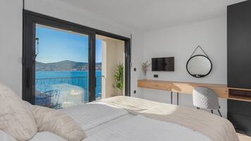 Villa | Caja de seguridad en la habitación y tabla de planchar con plancha