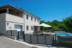 Outdoor pool, a heated pool, open open 24 hours a day, pool umbrellas - Villa Nola (Viskovo)