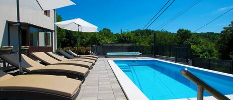 屋外プール、温水プール、営業時間 24 時間営業、プール パラソル、サンラウンジャー