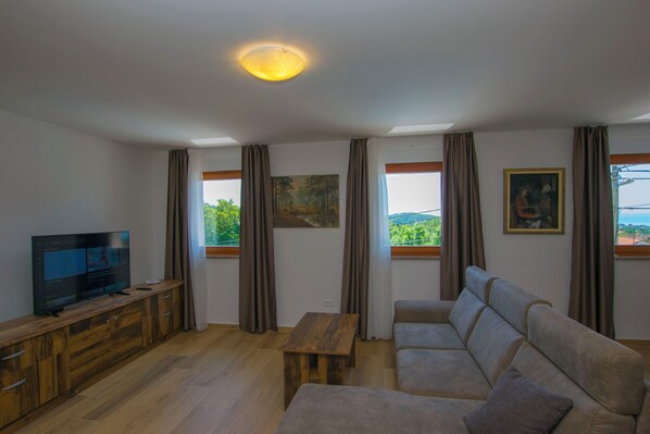 Villa | Living room | Smart TV, streaming services