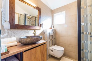 Villa | Badkamer | Een douche