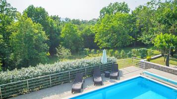 Piscina all'aperto, una piscina riscaldata