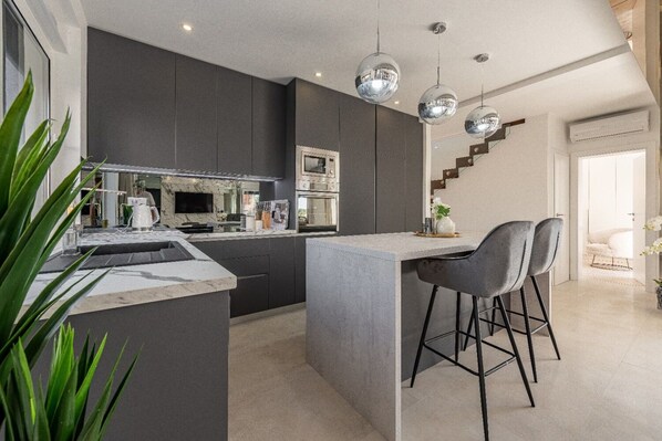 Villa | Private kitchen | Microwave, dishwasher, espresso maker, electric kettle - Villa Ren (Nin)