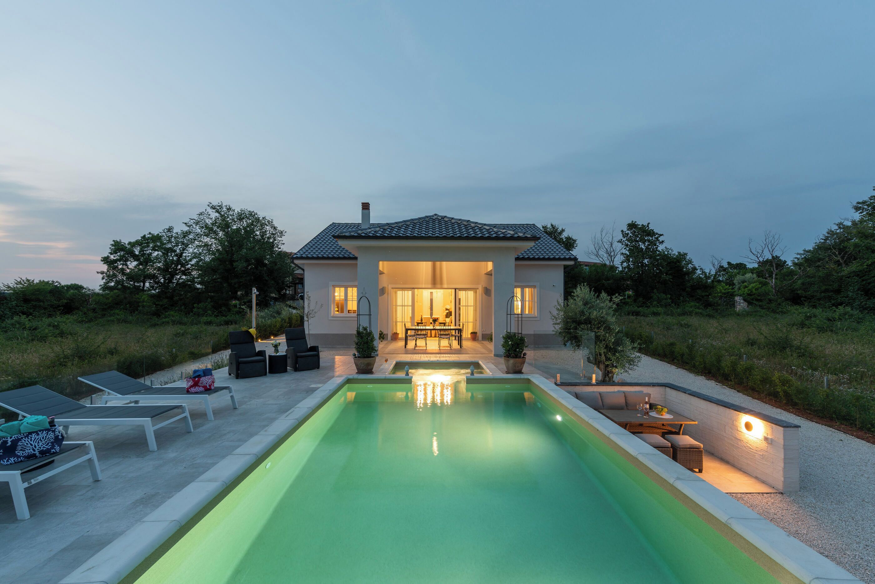 Una piscina al aire libre