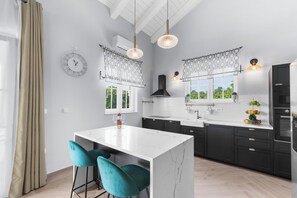 Villa | Cucina privata | Frigorifero, microonde, forno, piano cottura
