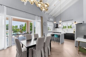 Villa | Cucina privata | Frigorifero, microonde, forno, piano cottura