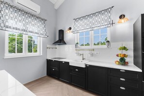 Villa | Cucina privata | Frigorifero, microonde, forno, piano cottura