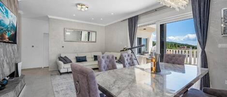 Villa | Dining