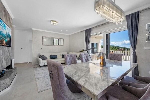 Villa | Dining