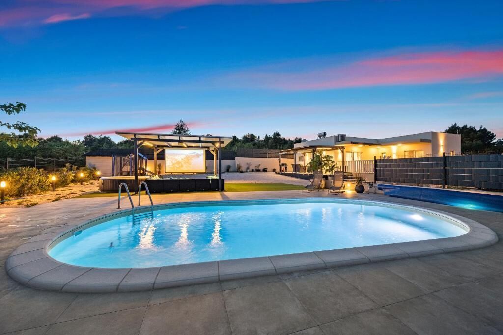 Alberca al aire libre y alberca climatizada