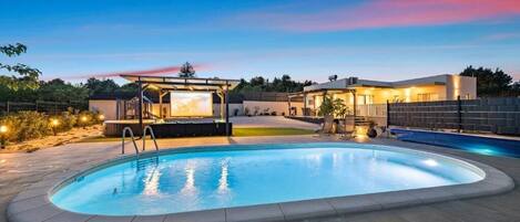 Alberca al aire libre y alberca climatizada