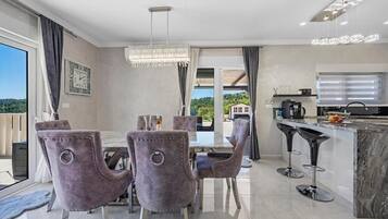 Villa | Dining