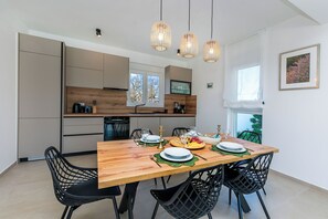 Villa | Cocina privada | Refrigerador, horno, parrilla de estufa y lavavajillas