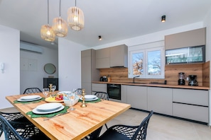 Villa | Cuisine privée | Réfrigérateur, four, plaque de cuisson, lave-vaisselle