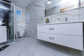 Villa | Badeværelse | Toiletpapir
