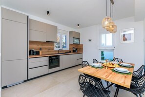 Villa | Cocina privada | Refrigerador, horno, parrilla de estufa y lavavajillas