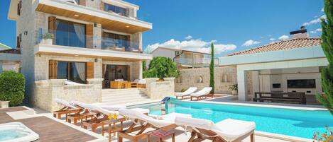 สระว่ายน้ำกลางแจ้ง, สระน้ำอุ่น