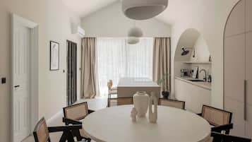 Villa | Eget kjøkken | Kjøleskap, mikrobølgeovn, ovn og kokeplater