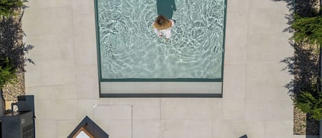 屋外プール、温水プール、営業時間 24 時間営業、プール パラソル、サンラウンジャー