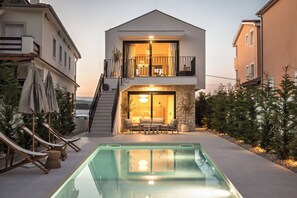 屋外プール、温水プール、営業時間 24 時間営業、プール パラソル、サンラウンジャー