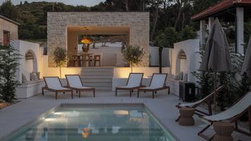 Kolam renang terbuka, kolam dipanaskan, payung kolam