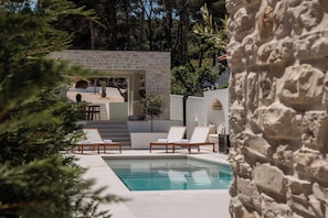 Outdoor pool, a heated pool, open open 24 hours, pool umbrellas - Villa Sea Song (Tkon)