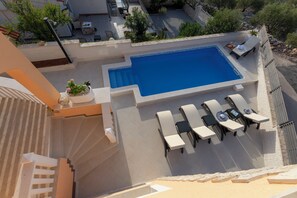 Una piscina al aire libre, una piscina climatizada