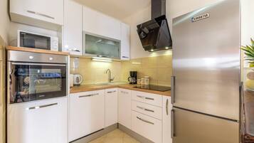 Villa | Privat køkken | Køleskab, mikrobølgeovn, ovn, kogeplade